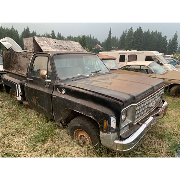 Chevy squarebody - 4x4, runs, body is very rough, good chassis
