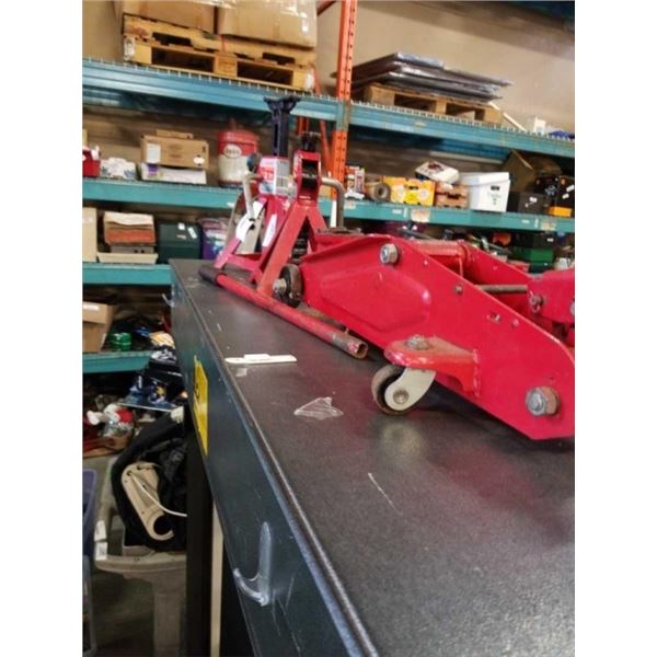 RED TROLLEY JACK AND PAIR OF 2 TON AXLE STAND