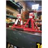 Image 2 : RED TROLLEY JACK AND PAIR OF 2 TON AXLE STAND