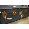 Image 8 : VINTAGE BLUE STEAMER TRUNK WITH TRAY