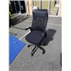 Image 2 : BLACK MESH BACK GAS LIFT CHAIR - RIGHT ARM SUPPORT DAMAGED