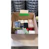 Image 2 : 3 LADIES PURSES AND BOX OF JEWELRY DISPLAY BOXES