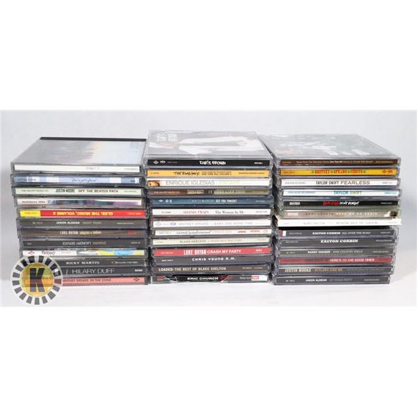 FLAT OF APPROX. 40 COUNTRY MUSIC CDS