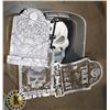 Image 1 : TOTE OF ASSORTED HALLOWEEN ITEMS