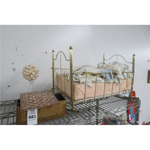 Doll Bed & Décor