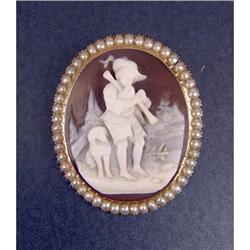 A YELLOW GOLD MOUNTED OVAL CARVED SHELL CAMEO BROOCH