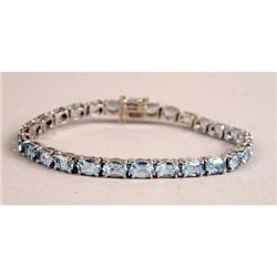 A 14K WHITE GOLD AND AQUAMARINE LINK BRACELET