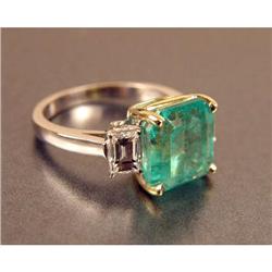 AN 18K WHITE AND YELLOW GOLD, DIAMOND AND EMERALD RING
