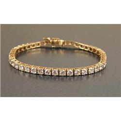 A 14K YELLOW GOLD AND DIAMOND LINE BRACELET