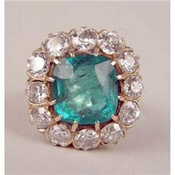 AN UNMARKED YELLOW GOLD, DIAMOND AND EMERALD RING