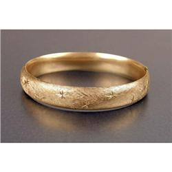 A 14K YELLOW GOLD HINGED BANGLE BRACELET