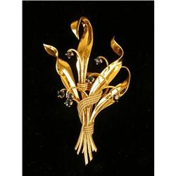 AN 18K YELLOW GOLD AND SAPPHIRE WHEAT-FORM BROOCH