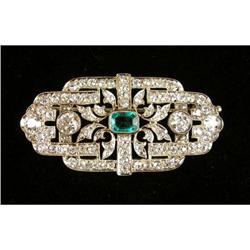 AN ART DECO PLATINUM, DIAMOND AND EMERALD BROOCH