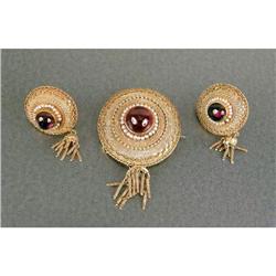 A YELLOW GOLD, GARNET AND PEARL JEWELRY SUITE