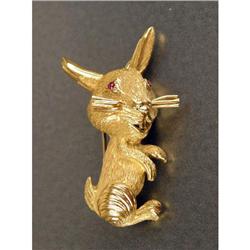 A CARTIER, FRANCE, 18K YELLOW GOLD RABBIT-FORM BROOCH