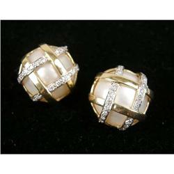 A PAIR OF 18K YELLOW GOLD, DIAMOND AND MABE PEARL EARRINGS