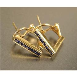A PAIR OF CUMMINGS 18K YELLOW GOLD AND SAPPHIRE TRIANGULAR HOOP