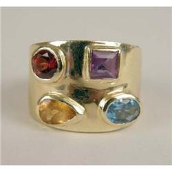 A MODERN 14K YELLOW GOLD AND HARDSTONE RING