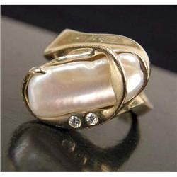 A MODERN 14K YELLOW GOLD, MOTHER-OF-PEARL AND DIAMOND RING
