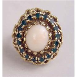 A 14K YELLOW GOLD, ANGELSKIN CORAL AND GREEN ONYX COCKTAIL RING