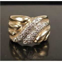 A 14K YELLOW GOLD AND DIAMOND RIBBED RING