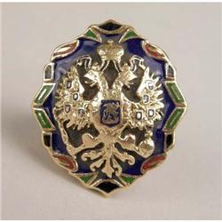 A 14K YELLOW GOLD AND ENAMEL CRESTED RING