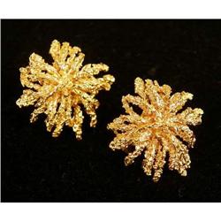 A PAIR OF 14K YELLOW GOLD SUNBURST-FORM EAR CLIPS