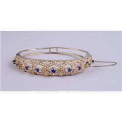 A 14K YELLOW GOLD, SAPPHIRE AND SEED PEARL HINGED BANGLE BRACELET