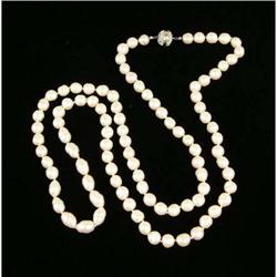 A BAROQUE PEARL BEAD ROPE NECKLACE