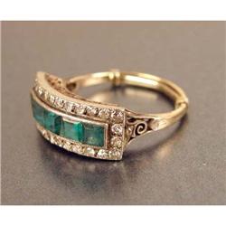 AN UNMARKED ART DECO YELLOW GOLD, SILVER-TOPPED DIAMOND AND EMERALD RING
