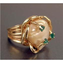 A FREE-FORM YELLOW GOLD, PEARL AND EMERALD RING