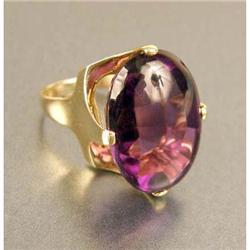 AN 18K YELLOW GOLD AND AMETHYST RING