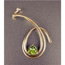 AN 18K YELLOW GOLD, PERIDOT AND DIAMOND ENHANCER
