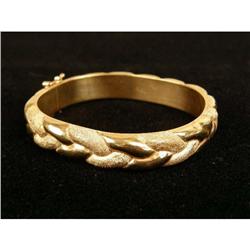 A 14K YELLOW BRUSHED AND POLISHED GOLD HINGED BANGLE BRACELET