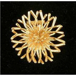 A 14K YELLOW GOLD FLORA-FORM BROOCH