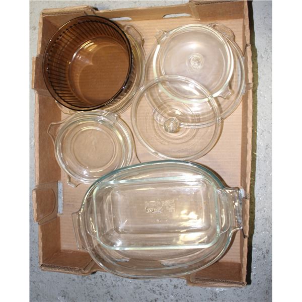 FLAT OF ASSORTED VINTAGE PYREX DISHES