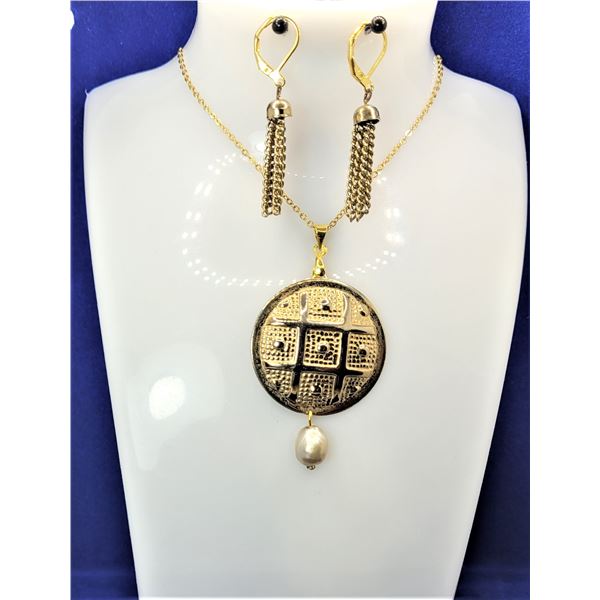 17)  GOLD TONE ASIAN INFLUENCE ROUND PENDANT