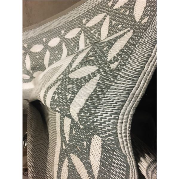 Carpet - For outdoors, dimensions 70" x 104"