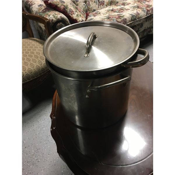 Large Stainless Steel Pot with Strainer, perfect for pasta!