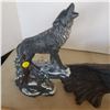 Image 4 : 2 ceramic wolves (small chips)