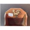 Image 3 : 695 WALL WOODEN LETTER HOLDER 18” TALL WITH ROOSTER