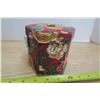 Image 7 : 487. Lot of 3 small fabric etuis (sewing boxes)