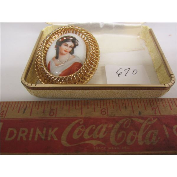 gold coloured broach