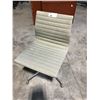 Image 2 : HERMAN MILLER EAMES GREY SIDE SWIVEL CHAIR