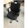 Image 2 : KEILHAUER RESPONSE BLACK MID BACK EXECUTIVE CHAIR