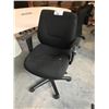Image 2 : KEILHAUER RESPONSE BLACK MID BACK EXECUTIVE CHAIR
