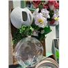 Image 1 : Crystal vase and decor
