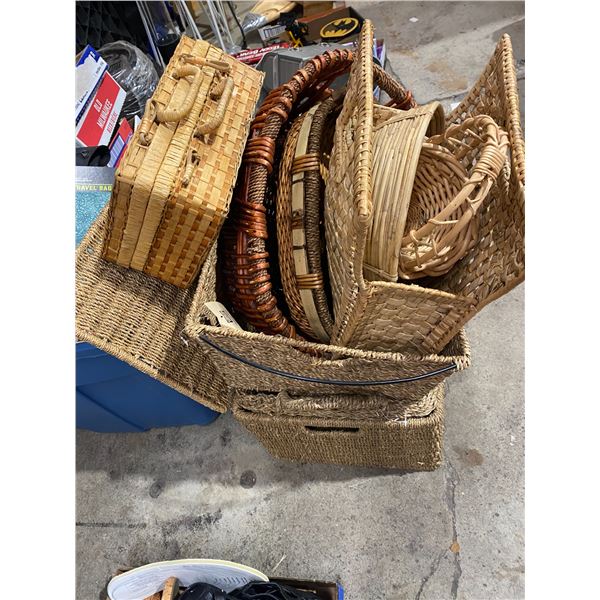 Lot of wicker baskets