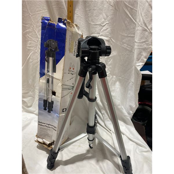 Deluxe light weight tripod