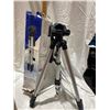 Image 1 : Deluxe light weight tripod